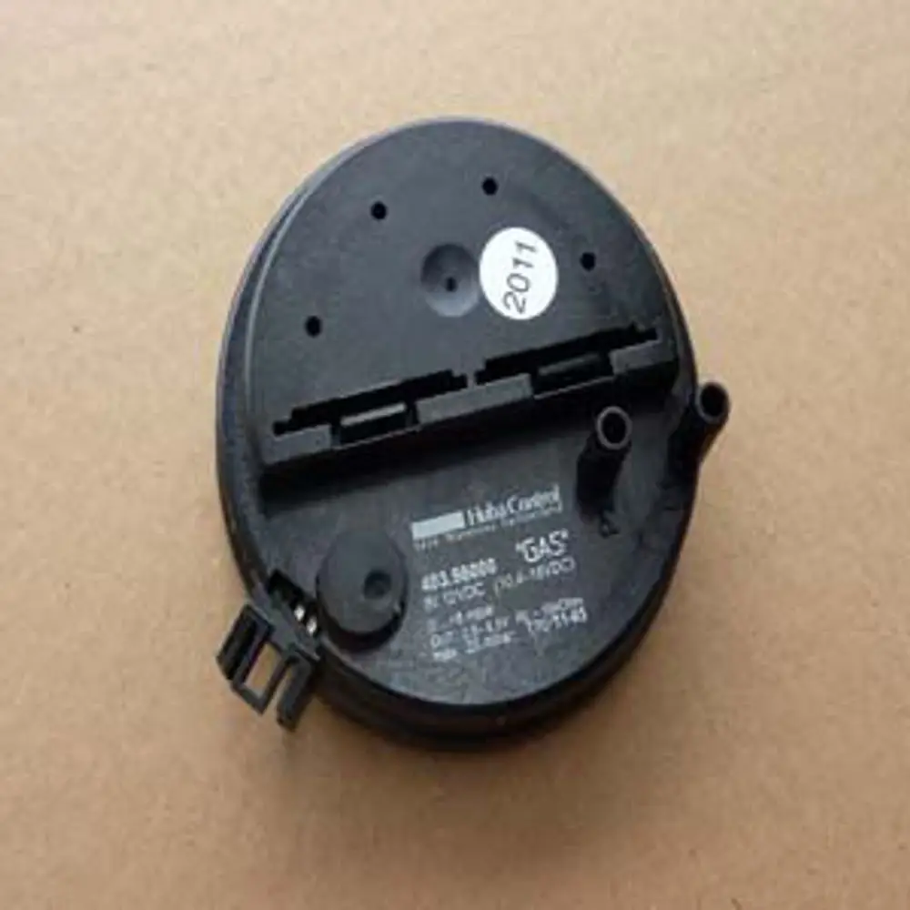 Luftdrucksensor von Remeha, schwarzes Gehäuse mit zwei Anschlussöffnungen und Etikett. Klare Bezeichnung und nummerische Markierungen auf der Oberseite sichtbar.
